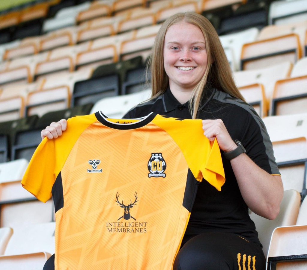 CambridgeUtdWFC's tweet photo. Welcome, Abbie ✍🏼

Abbie Jackson joins the U’s from Ipswich FC, and is a talented CB who’s impressed so far. We look forward to seeing Abbie in action. 👏🏼

#CamUTD https://t.co/upRhcHdVKh