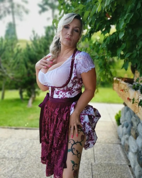 1 pic. 🤍💝🤍💝🤍💝🤍💝🤍
Just in time for the start of the #Oktoberfest2022 there are 2 pictures of me in #Dirndl