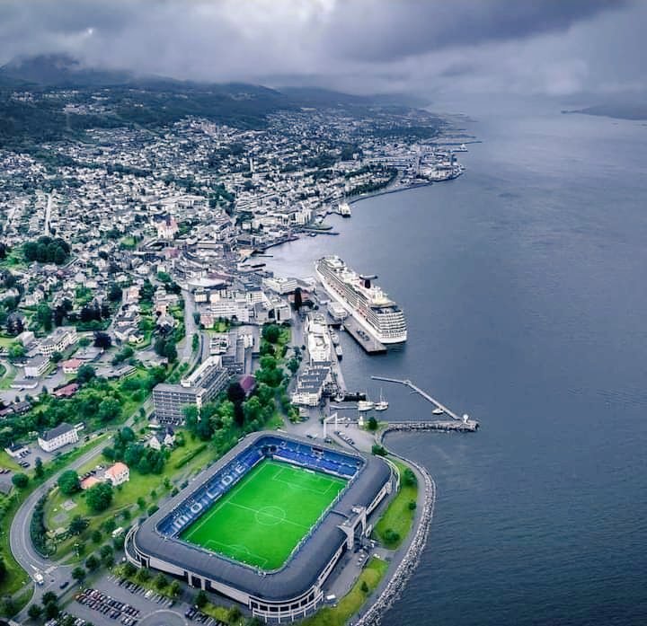 RyRc40's tweet photo. Estadios en ubicaciones preciosas.
Aker Stadion
Molde 🇳🇴 https://t.co/v9mKZPJ71U
