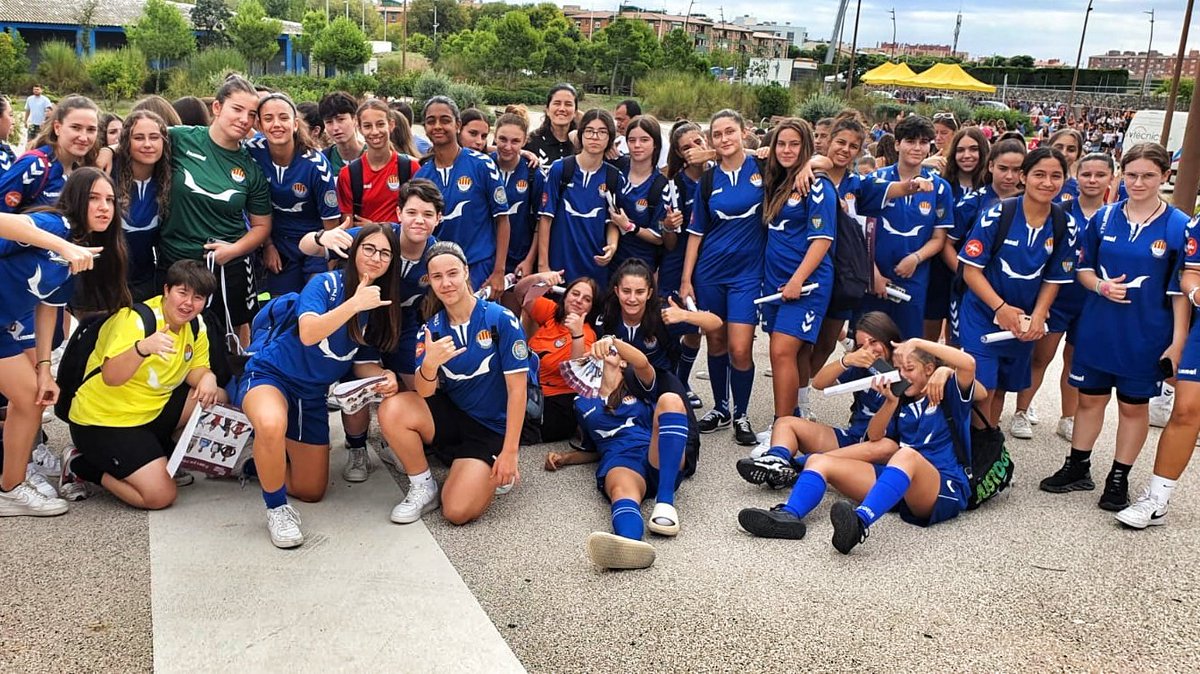 ceseagullbdn's tweet photo. ENTRE TOTES, TOT #ESPORTFEMENI

Aquest matí hem viatjat cap a #Tarragona convidades per @esportcat com a referent del #FutbolFemeni, a la primera gran trobada de l'esport femení català.

ENDAVANT SEAGULL!! 💙
ENDAVANT ESPORT FEMENÍ!! 💜

#SomhiGavines 
#FutFem #Seagull #Badalona https://t.co/2KlMWtI4Ph
