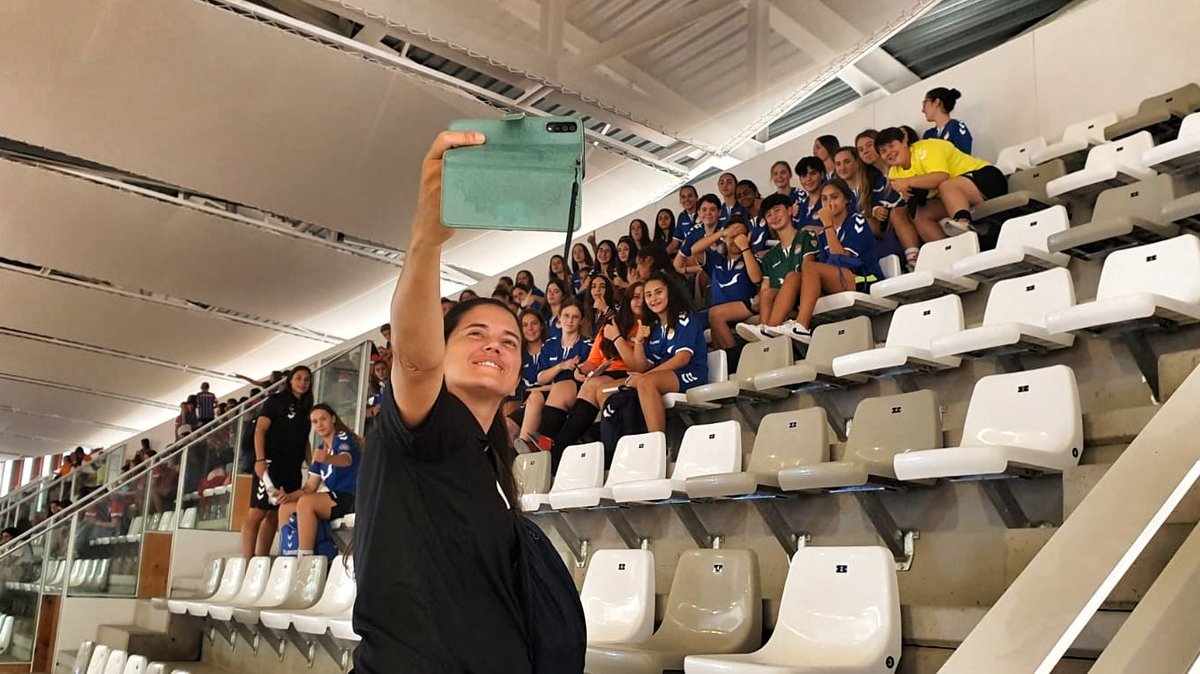 ceseagullbdn's tweet photo. ENTRE TOTES, TOT #ESPORTFEMENI

Aquest matí hem viatjat cap a #Tarragona convidades per @esportcat com a referent del #FutbolFemeni, a la primera gran trobada de l'esport femení català.

ENDAVANT SEAGULL!! 💙
ENDAVANT ESPORT FEMENÍ!! 💜

#SomhiGavines 
#FutFem #Seagull #Badalona https://t.co/2KlMWtI4Ph