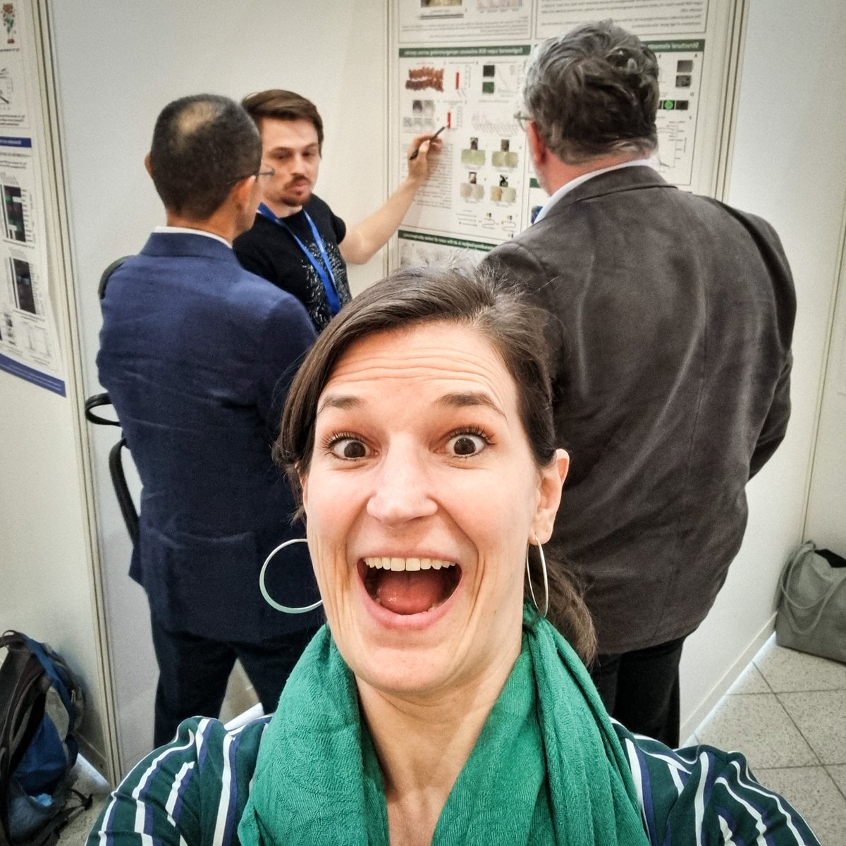 Honored to present our unpublished work on enhancing the Yamanaka cocktail to Shinya Yamanaka himself at #GSCN2022, and to win a poster prize 🥂
Thanks to <a href="/seemaccarthy/">Caitlin M. MacCarthy</a> for her great contribution to the project and for capturing the moment :) <a href="/gscn_office/">GSCN</a>