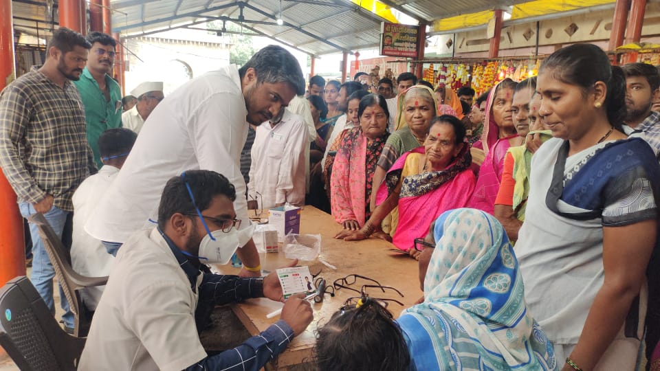 RRPSpeaks's tweet photo. माझ्या वाढदिवसानिमित्त #KJIDF च्या माध्यमातून मतदारसंघात गेल्या पाच दिवसांपासून सुरू असलेल्या नेत्र तपासणी शिबिरात ३० हजाराहून अधिक जणांची नेत्र तपासणी करुन १७ हजारहून अधिक इम्पोर्टेड चष्मे दिले. आजपर्यंत हे शिबिर सुरू असून अधिकाधिक नागरिकांनी याचा लाभ घ्यावा, ही विनंती! https://t.co/vgLnT7Rp3X