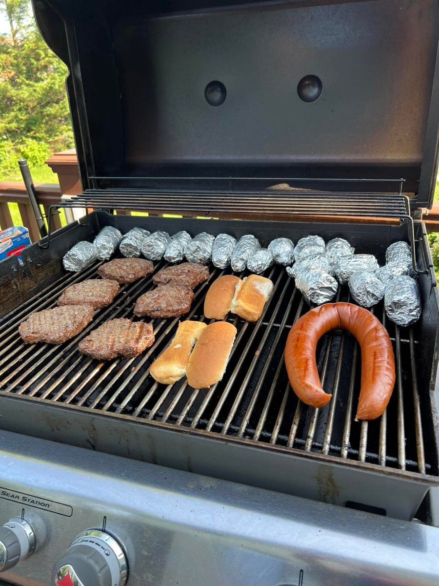 jellenigelitt's tweet photo. Going to an outdoor BBQ with friends, we had a lot of fun the whole time! Although there are some bad things, the baked food doesn't look very good, but it is still delicious! Hahaha! https://t.co/CkM8zCHwqT