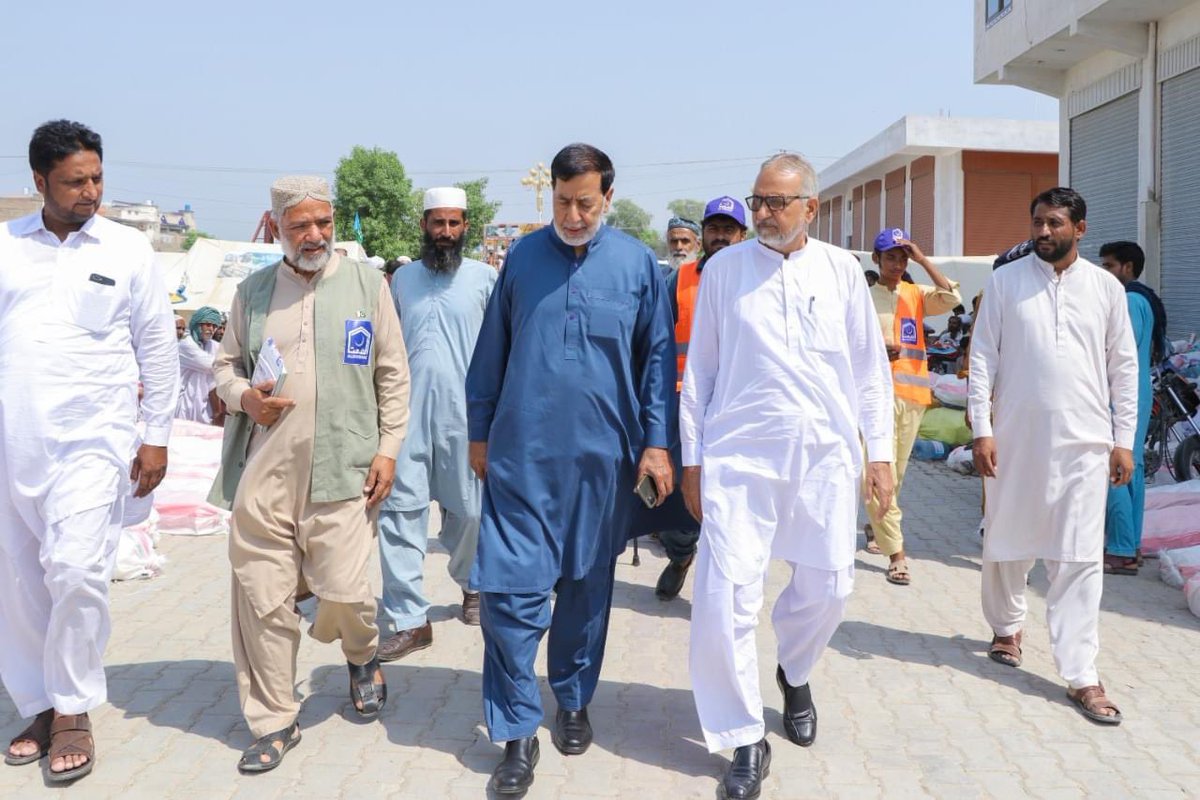 Alinanasir01's tweet photo. Rajanpur—President Alkhidmat Abdul Shakoor visited flood affected areas and distributed tents and clean water among the affectees. He keenly observed the arrangements at Alkhidmat relief camps and showed his satisfaction. #AlkhidmatFloodResponse https://t.co/E5VLRDnOEJ