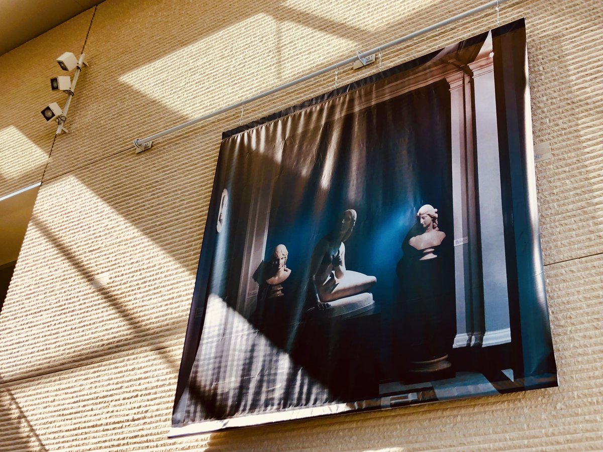 Lucbouard's tweet photo. « Eve, listening to the Voice » de Karen Knorr est une œuvre de la collection du Musée qui vient aujourd’hui sublimer l’atrium du #Cyel et accueillir les amoureux de Culture à @larochesuryonfr https://t.co/DNrRsqa2jE