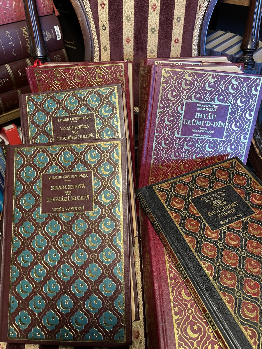 osmanlicasahaf's tweet photo. Zevk-i selim sahibi bir zât varsa işin başında işte böyle güzel ciltler çıkıyor ortaya…M. Şevket Eygi’ye rahmetle…
#kitap #ciltsanatı #mehmetşevketeygi #zevkiselim https://t.co/4Xzuqku0Eg