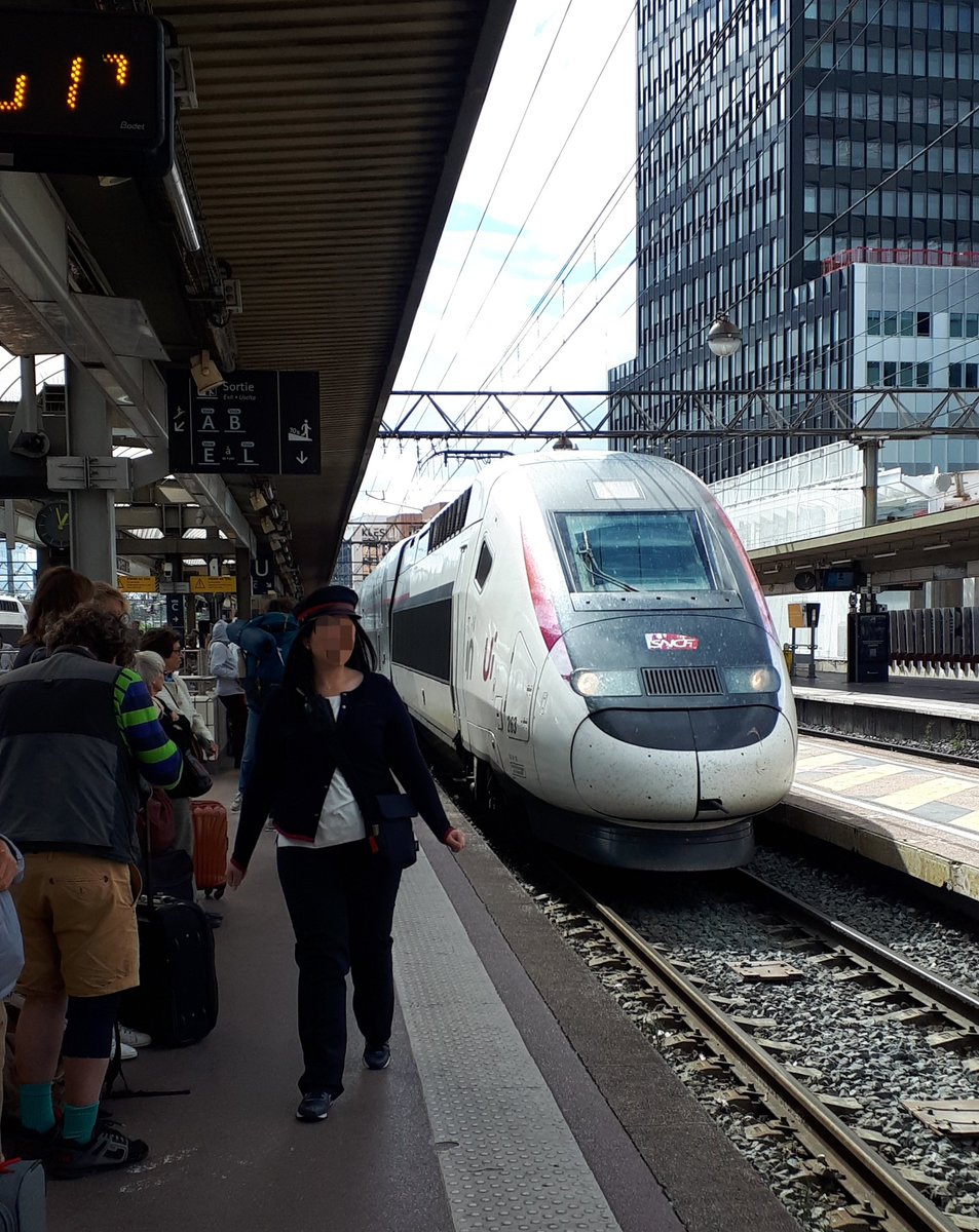 Départ vers #DesRailsEtVous @OUAT_train ! 🚄 🤩

C'est fou comme on est plus sereine sur le quai, quand il n'y a ni vélo ni sacoches à faire monter dans le train  😅🚲

#VéloTrainEurope2022