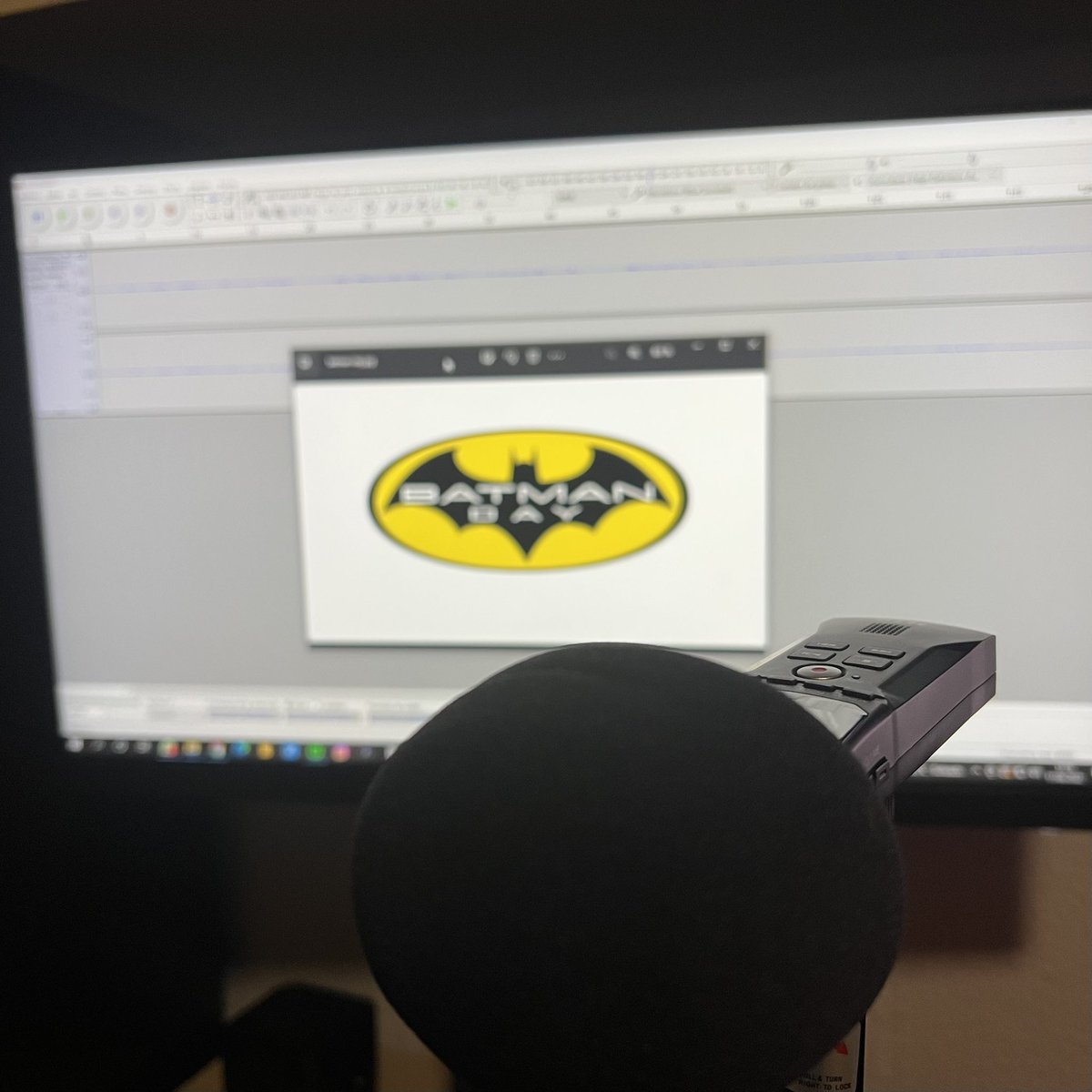 JesterProps's tweet photo. Grabando 🔴🎙️

#BatmanDay2022 https://t.co/h4BHhKTp6E