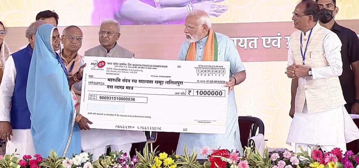 mpgb_bank's tweet photo. 💐💐💐बड़े हर्ष एवं गौरव का विषय है कि मध्य प्रदेश ग्रामीण बैंक शाखा बड़ौदा क्षेत्र ग्वालियर द्वारा वित्त पोषित मारुति नंदन स्व सहायता समूह को करहाल जिला श्योपुर  में आयोजित स्व सहायता समूह के कार्यक्रम में माननीय प्रधानमंत्री जी द्वारा सांकेतिक चेक प्रदान किया गया।💐💐💐 https://t.co/OXMOCMXqIr