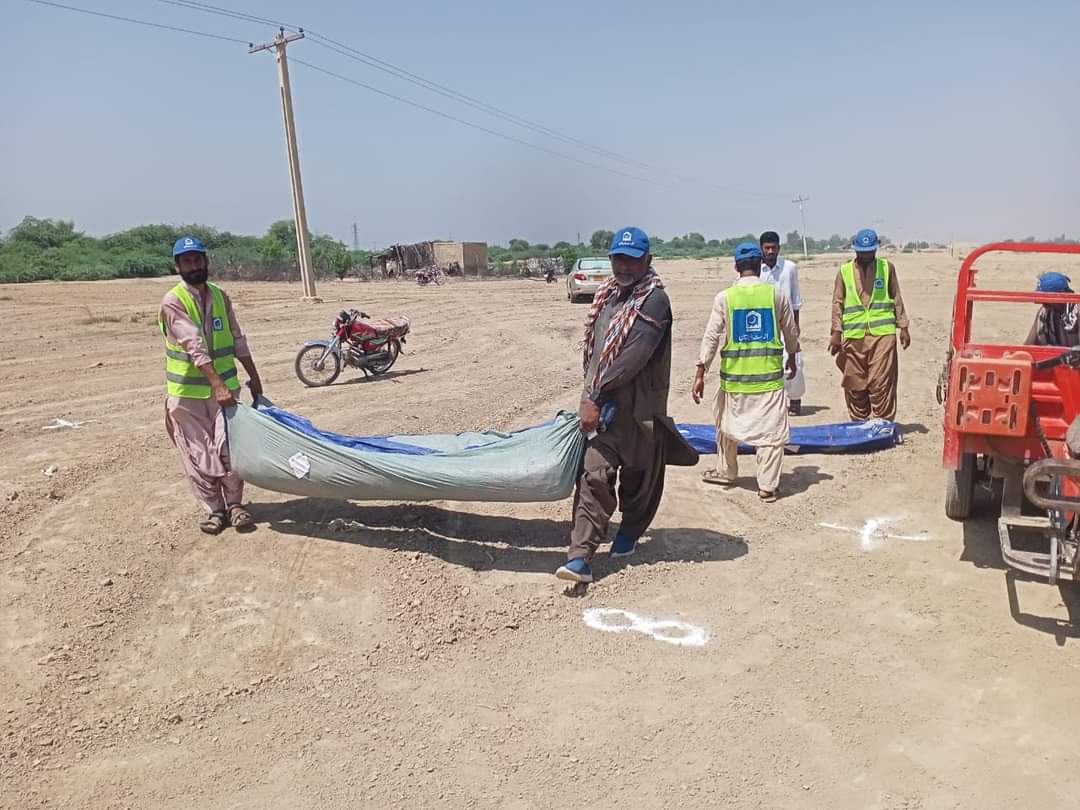 SalmanKhushboo's tweet photo. Alkhidmat volunteers busying in making rent City for flood affected families 
Donate to @AlkhidmatOrg 
#AlkhidmatFloodResponse https://t.co/FB7Pt7ZtlN