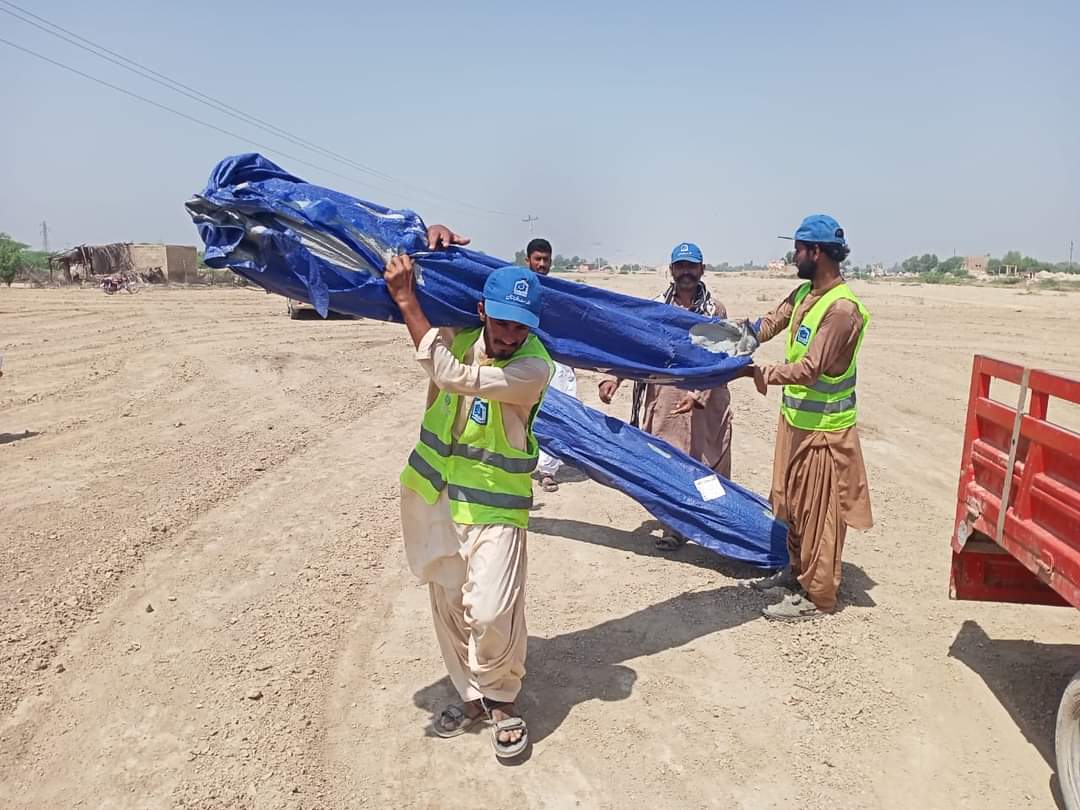 SalmanKhushboo's tweet photo. Alkhidmat volunteers busying in making rent City for flood affected families 
Donate to @AlkhidmatOrg 
#AlkhidmatFloodResponse https://t.co/FB7Pt7ZtlN