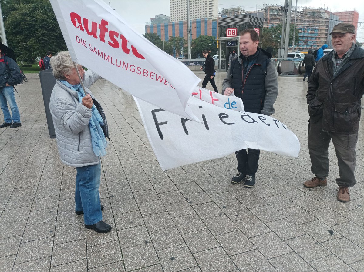 PandooDj's tweet photo. #le1709 1325 Auch die Wagenknecht Sammelbewegung ist da und genau da beginnt der Regen https://t.co/g6ronOlFzN
