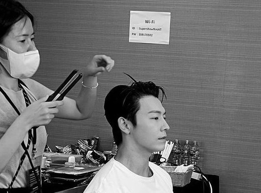 celestial_hae's tweet photo. never ending saga of lee donghae sharing concert venue WiFi passwords~😂🖤 https://t.co/9Z69PKKYbH