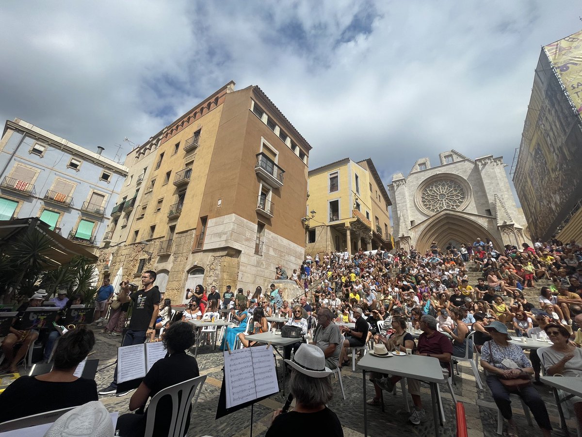 TGNturisme's tweet photo. #SantaTecla700 🎊🎶 Un bon vermut no pot faltar en una festa major. La Big Band de la @Bumtarragona hi posa la música festiva en directe des de la plaça de les Cols amb la @CatedralTGN com a teló de fons! 

ℹ️ Seguiu tota la programació de #SantaTecla2022: https://t.co/ErY9MvxVlv https://t.co/k9kec9MyH8