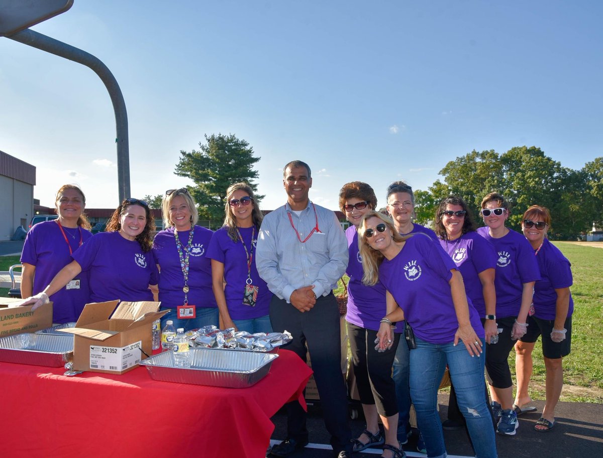 RossiElementary's tweet photo. Rossi’s Back to School BBQ was a success! Thank you to all who came and made our event one for the record books 🌭🦉📚 #rossirocks https://t.co/xE7rHnsTRR
