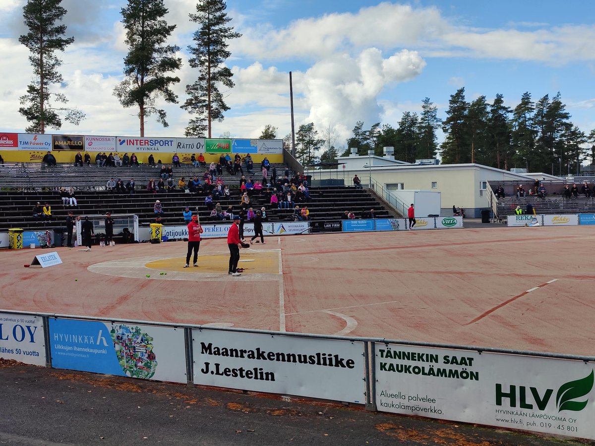 PetzPepat's tweet photo. Tulin katsomaan pesäpallo-ottelua. Jymyn mies @VilleValiaho1 :n ja Huotarin Mikon kannatusjoukkona. Ottakaahan mitali pois kuljeksimasta! #superpesis #JoMa https://t.co/p2Ij0lCJNk
