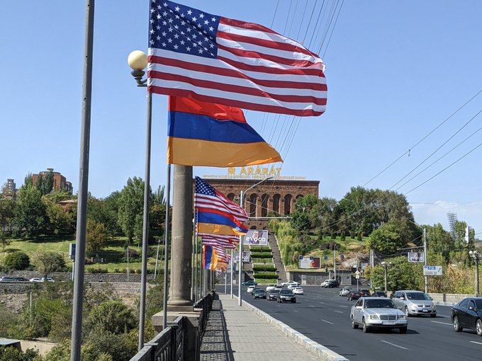 DanielCosta_0's tweet photo. americano Bed Hodgen all'Occidente perchè non si faccia trovare impreparato ad un eventuale collasso della Russia, assume dei contorni più realistici.
Forse possiamo leggere sotto questa chiave il viaggio odierno di Nancy Pelosi in Armenia. (11/11) https://t.co/hbe6uMzCrz