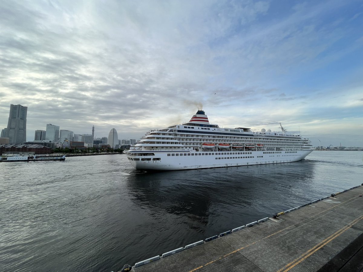 yoenchan2003's tweet photo. 大桟橋にて飛鳥Ⅱが出港するところを偶然見れてラッキーでした😊🚢 
#大桟橋
#飛鳥Ⅱ https://t.co/swQkKI41Z0