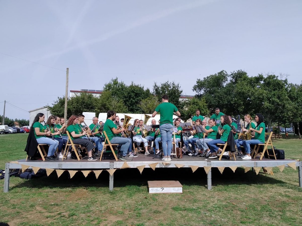 SLG_labregxs's tweet photo. 💃🏻A Banda-Escola de Música de #Visantoña estase a encargar de poñer son na sesión vermú do #SonLabregx 🎺 https://t.co/y1G4qUMl2X