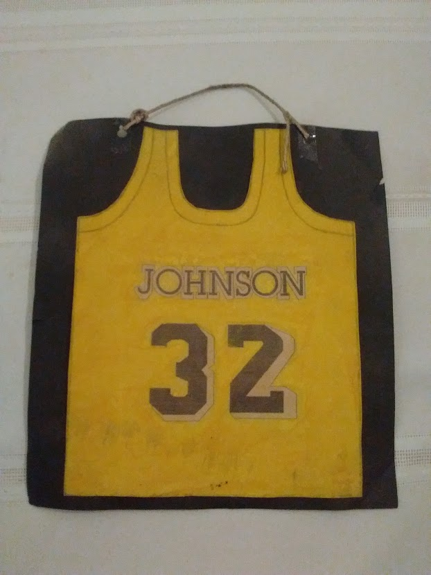 <a href="/Joacooo1999/">Joaco</a> El 8/11/1991, en una sencilla ceremonia, se colgó del techo de mi cuarto este diseño hecho en una XT con 32K RAM y disco de 20 MB, impreso en una impresora de matriz de puntos y pintado a mano. El anuncio de <a href="/MagicJohnson/">Earvin Magic Johnson</a> había pegado fuerte. Se descolgó hace poco por reformas.