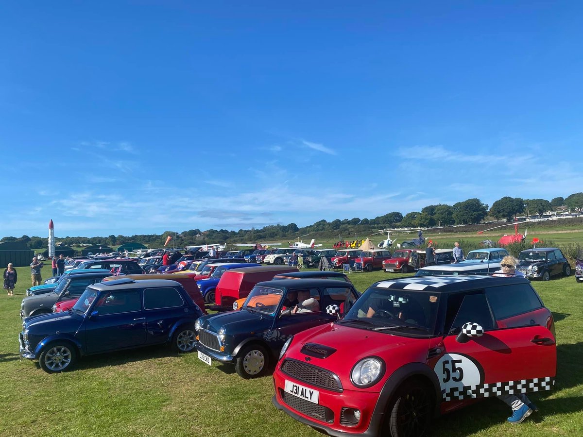 PANDSMOC's tweet photo. Lots of MINIs of all ages at the #IsleOfWight #IOWMiniAdventure | #MINI #MINIUK #MINIFamily #ClassicMini #ClassicCars https://t.co/GplqMKVFd7