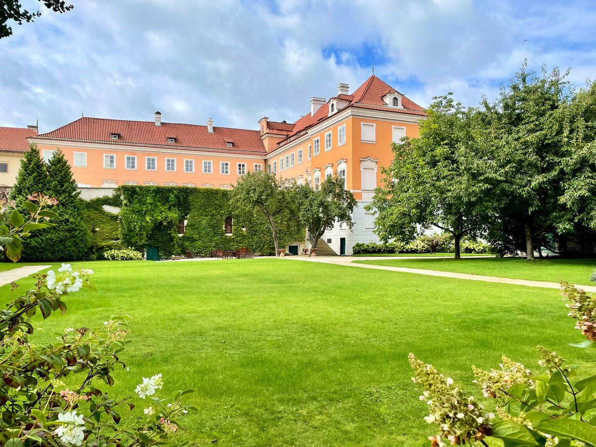 AlexisDutertre's tweet photo. 🇫🇷🇨🇿🇪🇺| #JourneesDuPatrimoine 

Avec l’équipe de l’ambassade @France_CZ, heureux d’accueillir le public venu en nombre visiter le palais Buquoy, joyau du patrimoine français à #Prague, ouvert aujourd’hui pour les #JourneesEuropeennesduPatrimoine après 18 mois de rénovations. https://t.co/zlbuJWItao