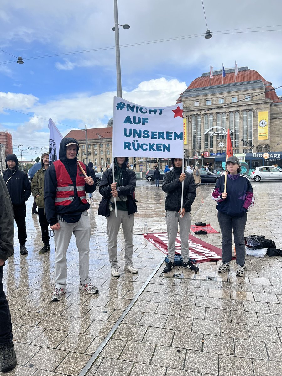 solinetzleipzig's tweet photo. Wir sind heute wieder auf der Straße gegen ihre Krisen, Kriege und Teuerungen!

Montag 18 Uhr geht es weiter! 18 Uhr, kleiner Willy-Brandt-Platz!

Ihre Krise, nicht auf unserem Rücken!

#le1709 #le1909 https://t.co/QiBJZiXIrT