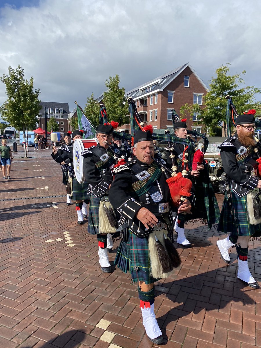 Present als mede initiatiefnemer van een nieuw veteranen beleid,en raadslid van <a href="/EVBdrecht/">EchtVoorBarendrecht</a> op de lokale veteranendag. Mooie gesprekken en vanmiddag nog een officieel moment. Hopelijk hangt dan wel de veteranenvlag bij het gemeentehuis van <a href="/BARENDRECHTzh/">gemeente Barendrecht</a>