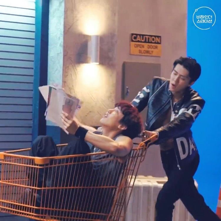 #EXO <a href="/weareoneEXO/">EXO</a>