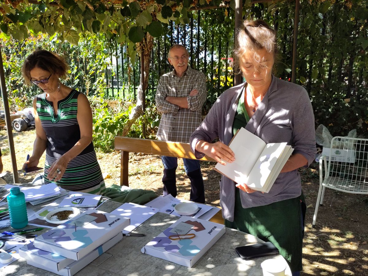 ProgettoBridges's tweet image. Raffaella e Andrea consegnano il diario di bordo 'Memorie dal sottosuolo' realizzato da loro a mano. Ogni partecipante all'azione di #CitizenScience ne avrà uno per annotare dati e riflessioni di varia natura nei 40 giorni dell'esperimento partecipato #inTERRA che parte oggi