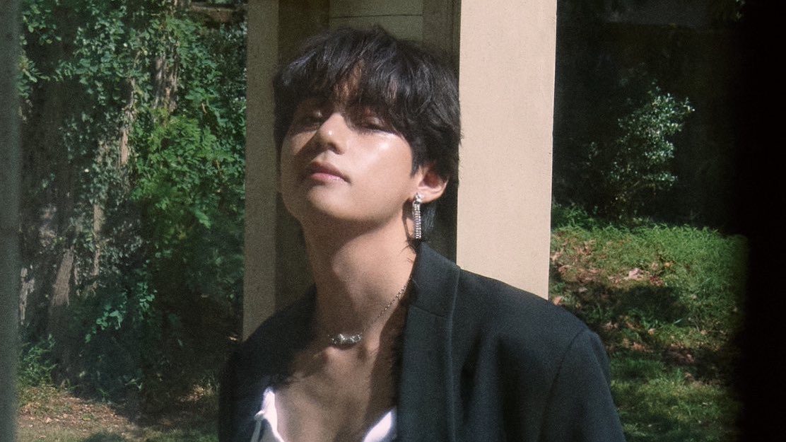 tetaeverse's tweet photo. Taehyung is art the most beautiful masterpiece ♡ https://t.co/t8WlWkE19N