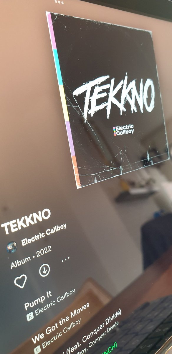 Ergens tussen Johnny botsautomuziek en metalcore heb je ...