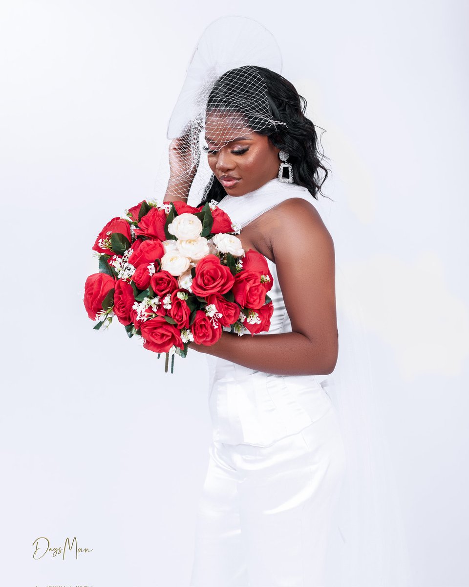 daysmanpictures's tweet photo. Cɪᴠɪʟ Bʀɪᴅᴇ Pᴏʀᴛʀᴀɪᴛ🤎
•
•
•
Model @stephhhanni
MUA @cleanbeatsbyyoma
Dress @matchless_couture_craft
Hair. @hairsay_ese
Earrings @aboutlinks
#bride #bridal #wedspiration #weddingdress #wedding #weddingphotography #weddinginspiration #weddingeditorial #model https://t.co/pR8tBdIq5x
