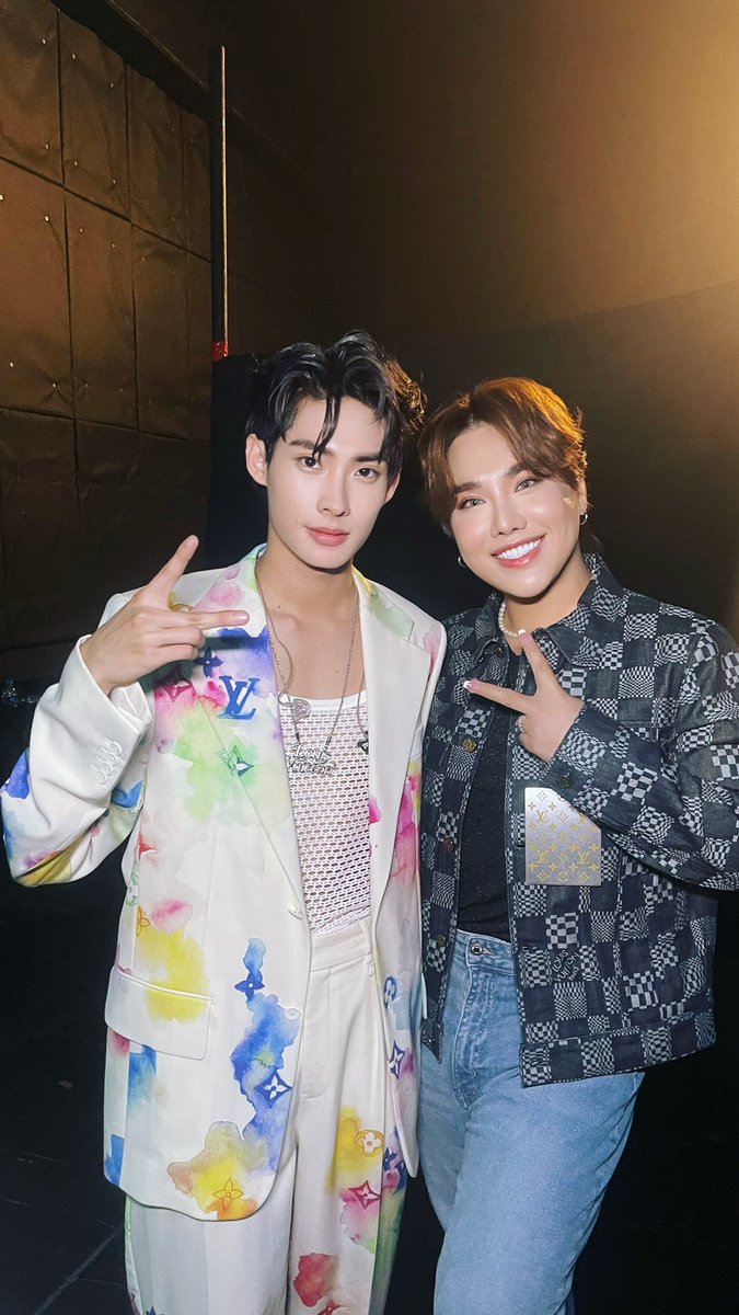 Bookko94EFM's tweet photo. วันนี้เป็นอีก1วัน ที่ภูมิใจและดีใจที่มีคนรัก @TutorKrp และ @mynameis_yim เยอะมากขนาดนี้ #TutorYim #bookko #เติบโตไปด้วยกันนะ #OnTutorWayConcert https://t.co/MWyXOjKFAx
