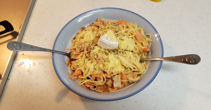 今日は「イタリア料理の日」らしいので、健康診断に向けて久しく作れてなかったパスタを。
サーモン大量に入れたペペロンチーノで、牛乳も入れ若干クリームパスタっぽくしてあります🧄
筋トレした後食べると最高に美味い😍✨
#食事 #夕飯 #パスタ #健康 #筋トレ #運動 
