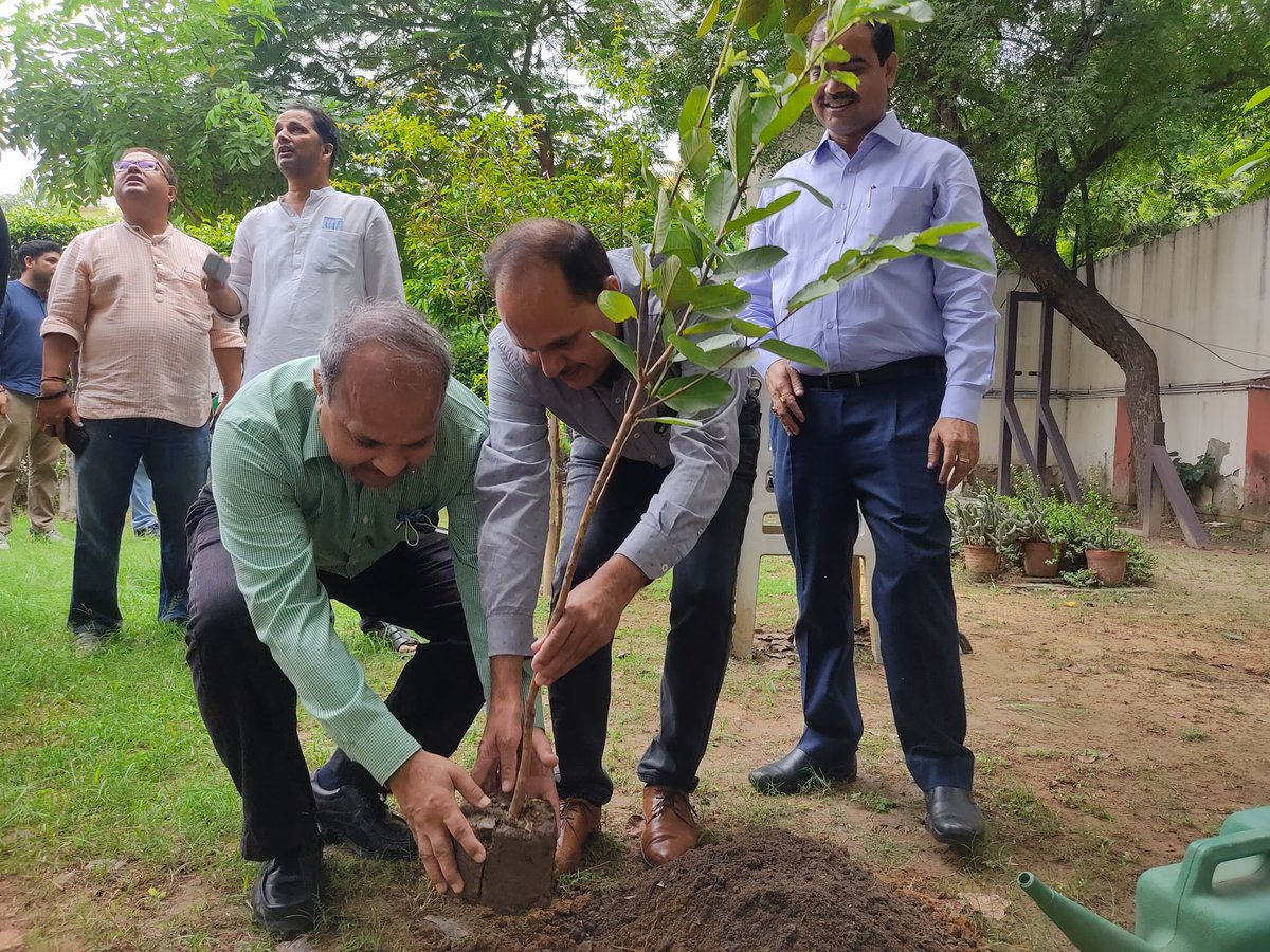 macnss's tweet photo. Our honorable Principal Sir @DrSanjeevTiwari along with many teachers joined us in this noble work to spread awareness and share the valuable lessons.
#macnss #PlantationDrive #SwachhtaPakhwada #NSS
 @moefcc @YASMinistry @PMOIndia @ianuragthakur @Anurag_Office @_NSSIndia @NssrdD https://t.co/FakbwxoKcS