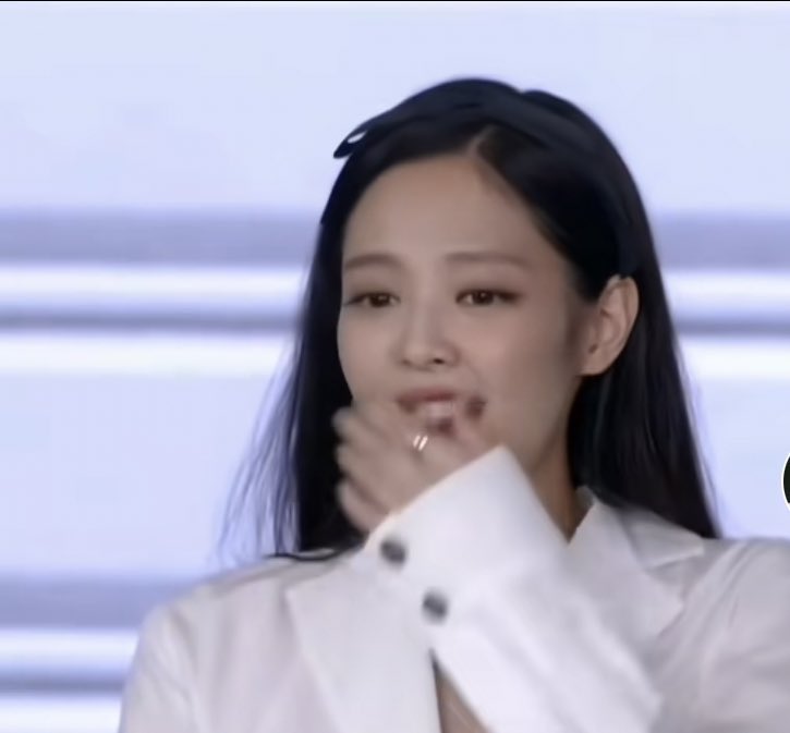 i90nie's tweet photo. après 13 ans elle va pouvoir retourner à Auckland pour le wt elle était vraiment trop émue jennie 😭 https://t.co/xrFE4B7ETb