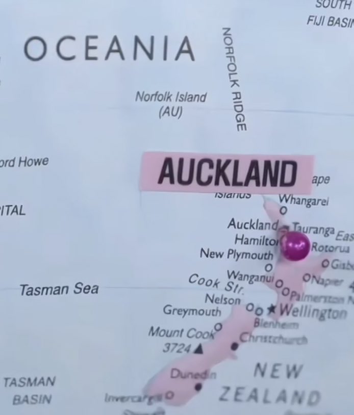 i90nie's tweet photo. après 13 ans elle va pouvoir retourner à Auckland pour le wt elle était vraiment trop émue jennie 😭 https://t.co/xrFE4B7ETb