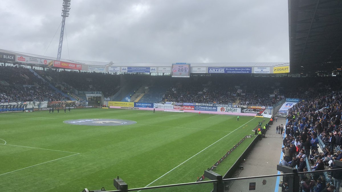 Hansa Rostock - Magdeburg. 2-0 til pause. Rå stemning på Ostaeestadion.