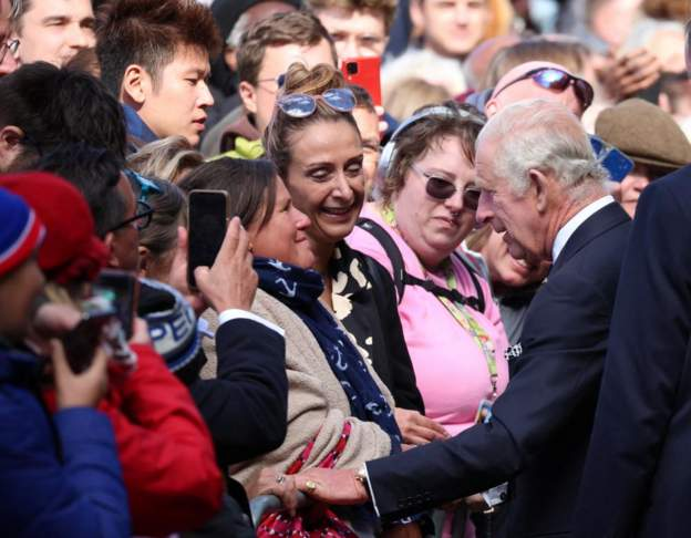 BrutusMaximusX's tweet photo. The King & The Prince of Wales walk about down The Queue on Albert Embankment
Quote of the Walk
"Put your phones down, ENJOY THE MOMENT"
#GSTK #KingCharles #ThePrincessofWales #TheQueensQueue https://t.co/S5rZBRrTfa
