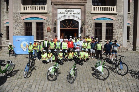 frkkymkc's tweet photo. Cycled w/@TBB SG Baraçlı, @altindagbel Mayor Balcı, Head of @EUDelegationTur Meyer-Landrut &amp; 🚴‍♀️ lovers at #EuropeanMobilityWeek to emphasize bicycle is a vehicle&amp;cyclist is a driver in traffic and to reduce carbon emissions. 🇹🇷 is the most mobile country in 🇪🇺! @ABBaskanligi https://t.co/qsGfMEKDcB