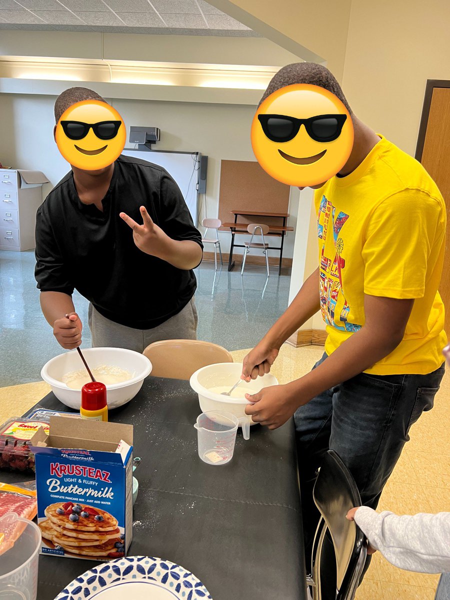 RCSDFranklin's tweet photo. It’s Friday and we’re making pancakes (making bacon pancakes) in Ms. May’s class. The hallways smelled AMAZING. #FLSpride @RCSDNYS @drpeluso @ChiefDemario @shanieleads https://t.co/3PlvwU7AlC