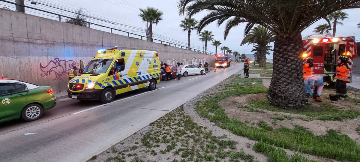 Quinta_Coquimbo's tweet photo. Trabajamos junto a @primeracoquimbo en rescate vehicular Ruta 5 ingresos bajo paso nivel Alessandri. Se trató de colisión por alcance 02 vehículos particulares. 02 lesionados. Material mayor concurrente R5 BR1 #coquimbo vía @Quinta_Coquimbo https://t.co/o02OBXQuoF