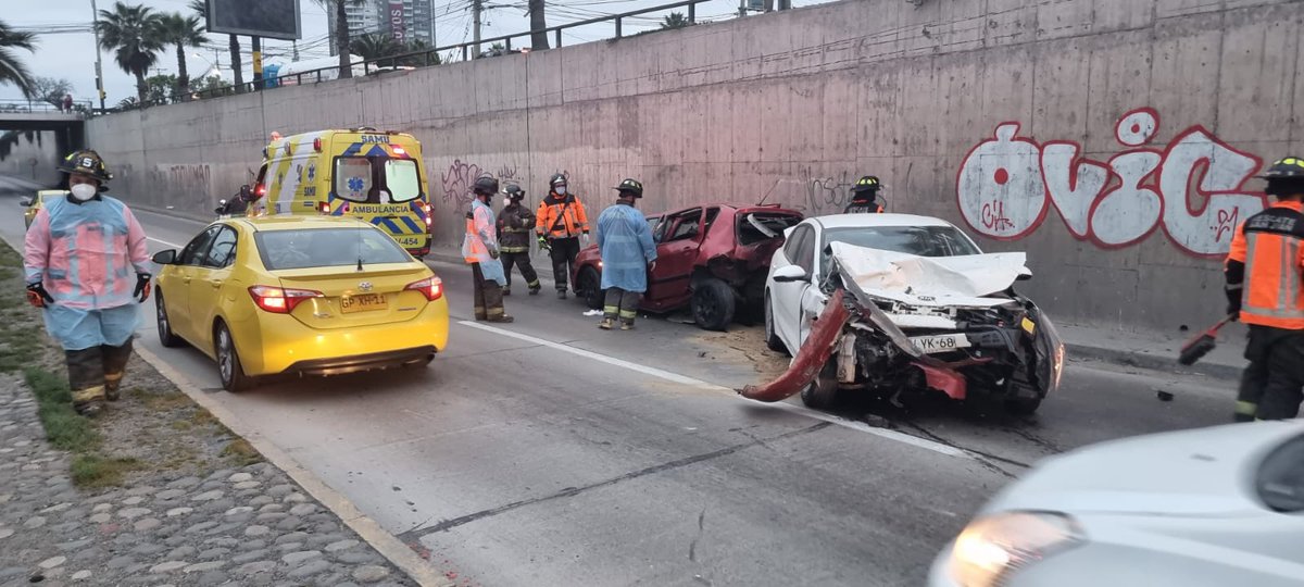 Quinta_Coquimbo's tweet photo. Trabajamos junto a @primeracoquimbo en rescate vehicular Ruta 5 ingresos bajo paso nivel Alessandri. Se trató de colisión por alcance 02 vehículos particulares. 02 lesionados. Material mayor concurrente R5 BR1 #coquimbo vía @Quinta_Coquimbo https://t.co/o02OBXQuoF