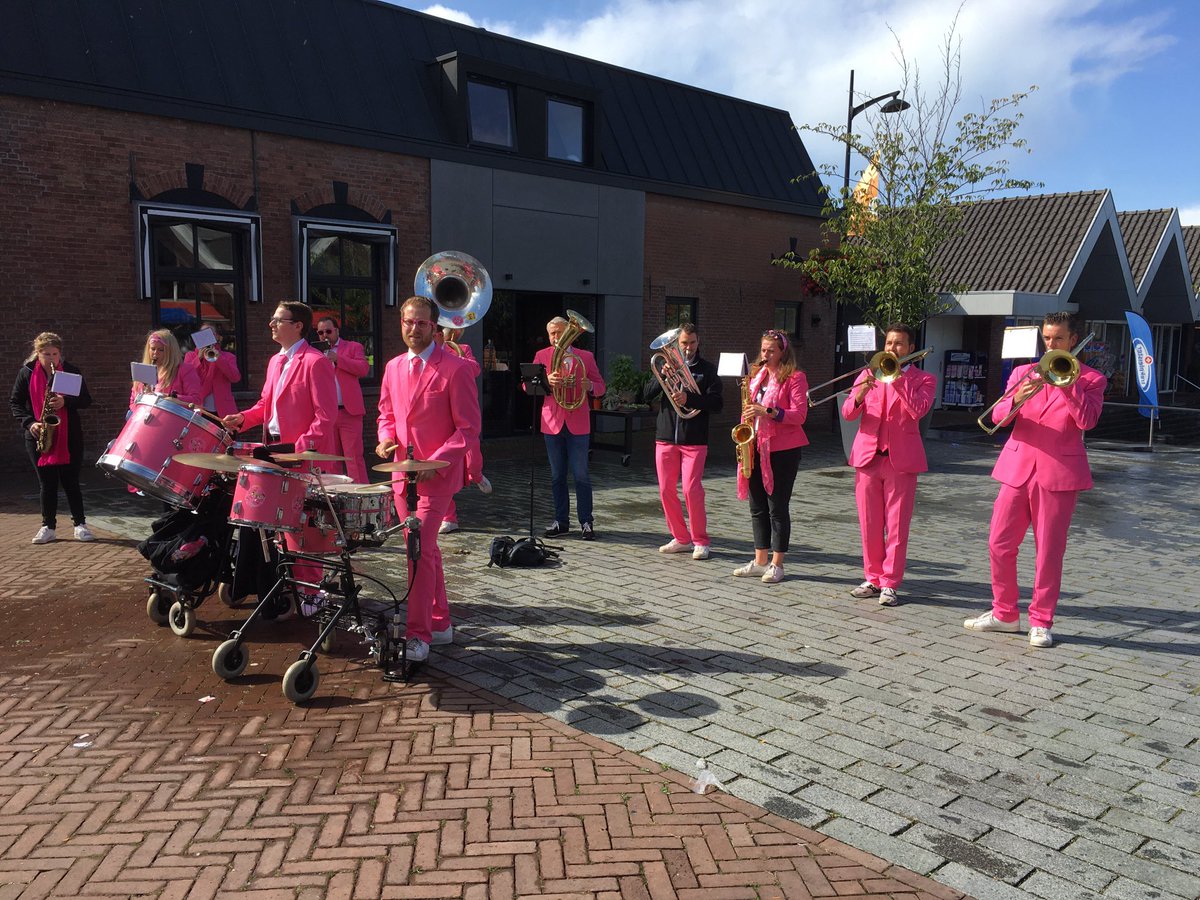 De sfeer zit er goed in tijdens de Veerse dag #Raamsdonksveer. Met dank aan het Mays kabaal.⁦<a href="/omroepbrabant/">Omroep Brabant</a>⁩ ⁦<a href="/GemGeertrberg/">Geertruidenberg</a>⁩ ⁦<a href="/Gem_Oosterhout/">Gemeente Oosterhout</a>⁩