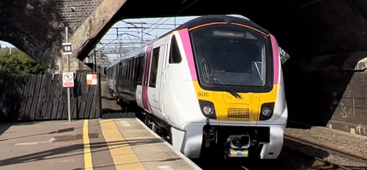 720607 is a required unit ✅

720606 + 720607 at Lichfield Trent Valley for Crewe #Class720