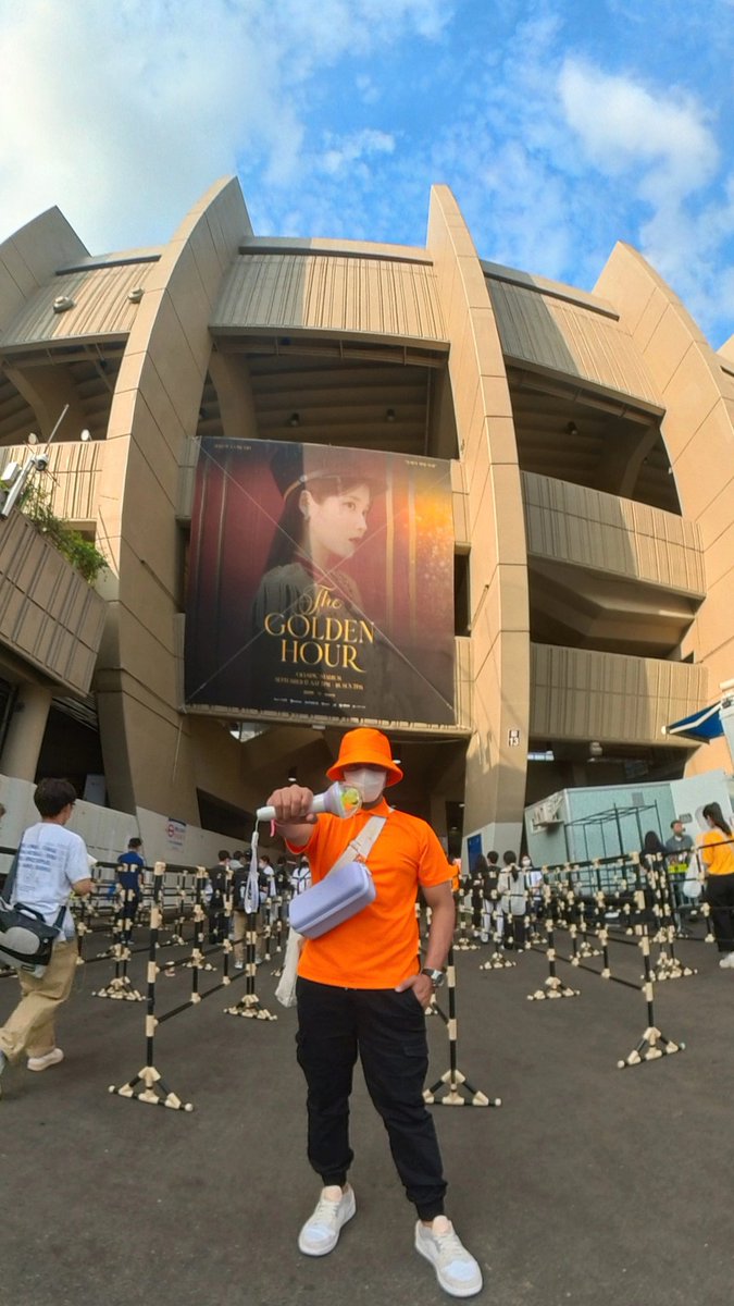 MarioDXplorer's tweet photo. celebrating my 5th year anniversary as an EPS worker here in South Korea
bilang reward sa sarili, mas pinili kong i-spent ang araw na to kasama si @_IUofficial 😊😍

1U4ENA UNDER THE ORANGE SUN
#The_Golden_Hour_Day1
#The_Golden_Hour #IU #아이유 https://t.co/4xYpx8dsTz