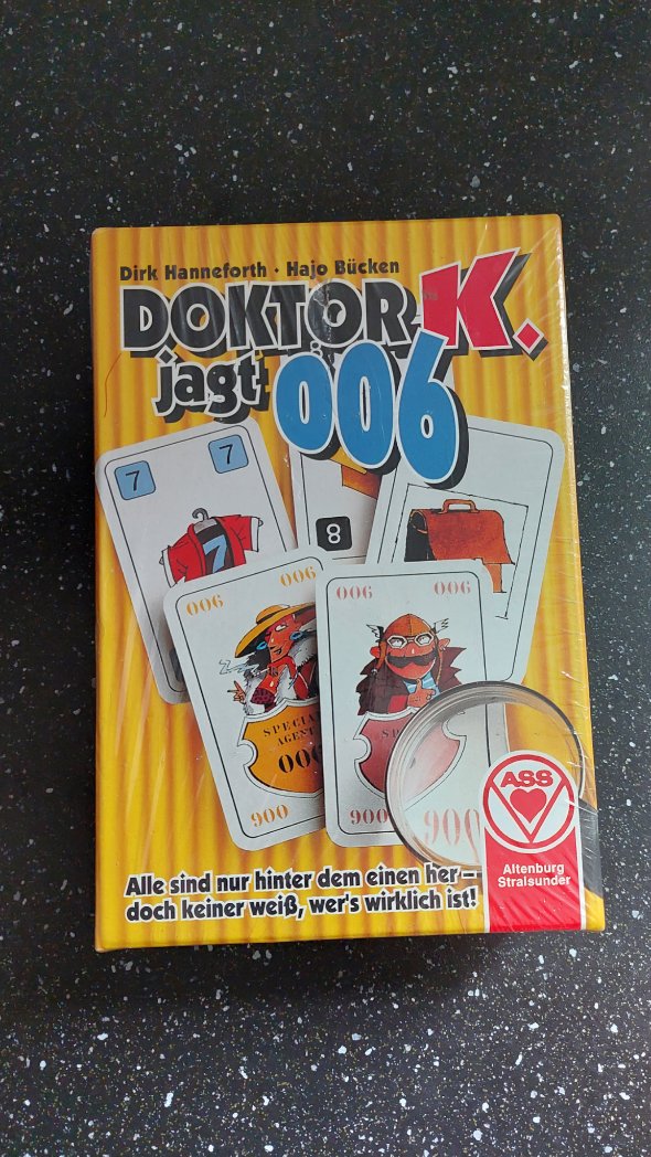 knick_dr's tweet photo. Flohmarktfund! Musste einfach gekauft werden! Wer von den Dreien ist die 6? https://t.co/PJbC3zrbal