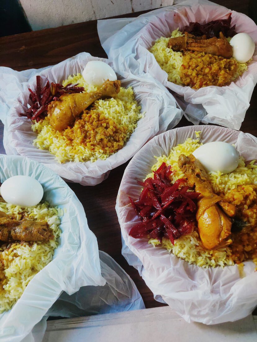 eathappySL's tweet photo. Dinner is served ! We’re in Seevalipura, Wanathamulla this evening and ready to provide meals to 56 families thanks to @colombourbanlab 🙌🏾 https://t.co/22gtgYvtks